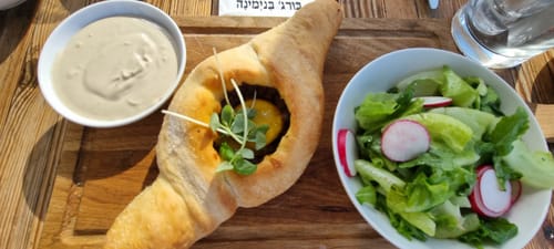טעמים של תורכים, בריטים וישראלים: סיפורה של מסעדת בוהריים