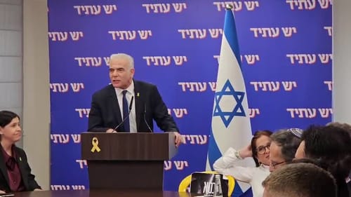 לפיד לעג לכתבים: "לא מעניין אתכם שעוד רגע יסגרו אתכם?". צפו