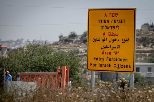 עימות חריג: ישראלים נכנסו לשכם והשחיתו בית קברות, אבנים יודו לעברם