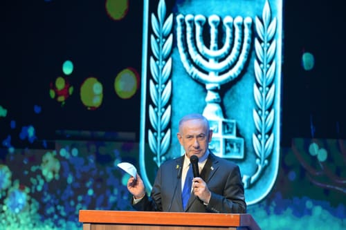 נתניהו הדליק נר עם משפחת גואילי והתחייב: "נחזיר את רני"