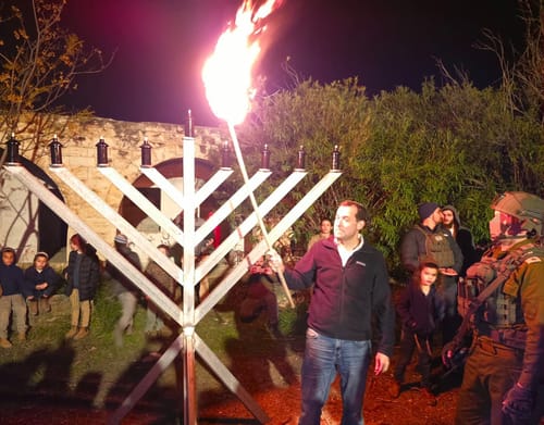 יוסי דגן בהדלקת נרות בשא-נור: "נוסיף עוד הרבה אורות"