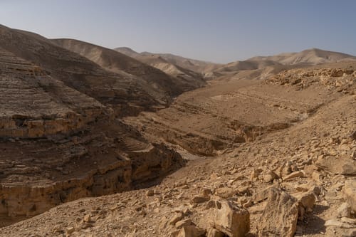 רוכבת אופנים חולצה ממדבר יהודה לאחר שנפצעה