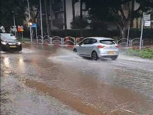 תיעוד מההצפות במרכז הארץ: "נהר כפר סבא, תענוג"
