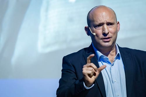 שיחת הטלפון שגרמה לבנט לרדת מהבמה