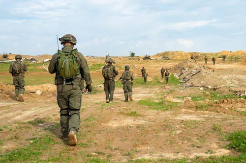 משרתים ושותקים: ל-'אליטות' יש הרבה מה ללמוד מהפריפריה