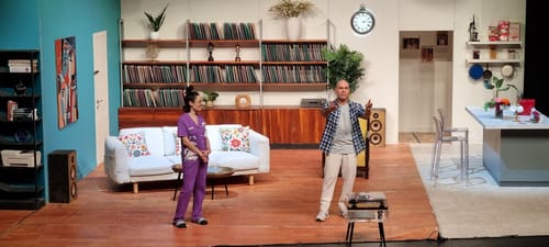 "שעה של שקט": הקומדיה שבה הכול מתפרק | ביקורת הצגה