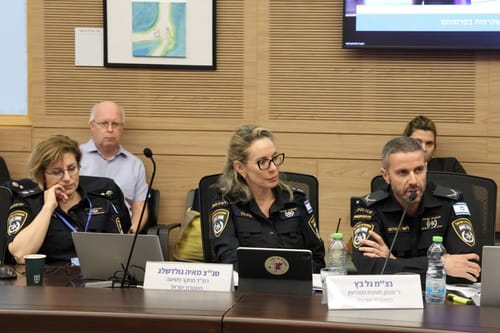חברי אופוזיציה התעמתו עם המשטרה: הדיון בועדה פוצץ. צפו