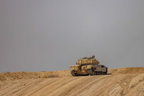 טנק נתקע בבוץ, חילוצו עוכב בגלל צילומי סרט על טנקיסטיות