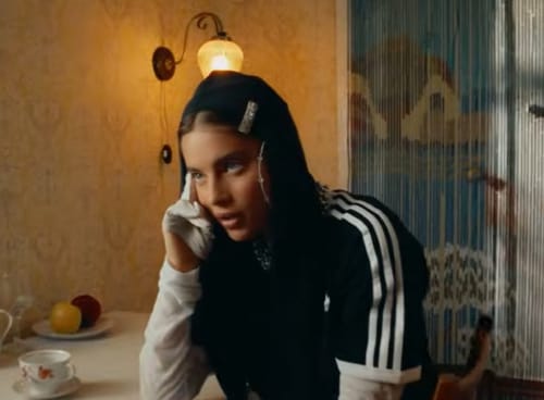 בובה של אף אחד: נועה קירל משחררת להיט חדש
