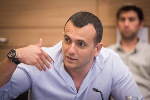 פרסום ראשון: זה המנהל הבכיר שבנט רוצה לצרף למפלגה