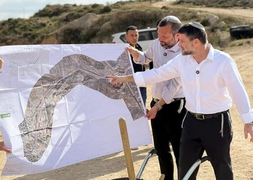תמונה מביכה של סמוטריץ' וישראל גנץ הפכה לבדיחת הרשת