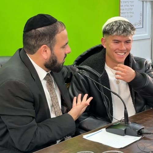 כשהוא מובל באזיקים: הרב דוד פריוף נעצר בשדה התעופה