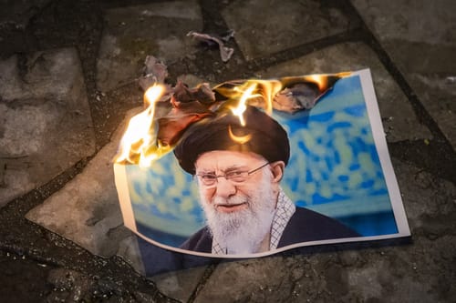 שייחים מוסלמים בפתווה: "לנקום את חמינאי, לשפוך דם כופרים"