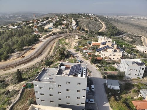 "במרחק נגיעה מבתים": בניין פלסטיני נבנה על היישוב ביו"ש