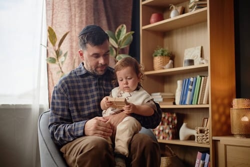חמש דקות של נחת: כך תעבירו את יום שישי הקצר עם הילדים