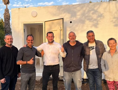 מוגנים גם בקרוואן: יוסי דגן בבליץ תרומות למיגוניות בשומרון