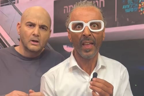 תומר מישקף לבן ולירן חולצה אפורה מגיעים לארץ נהדרת