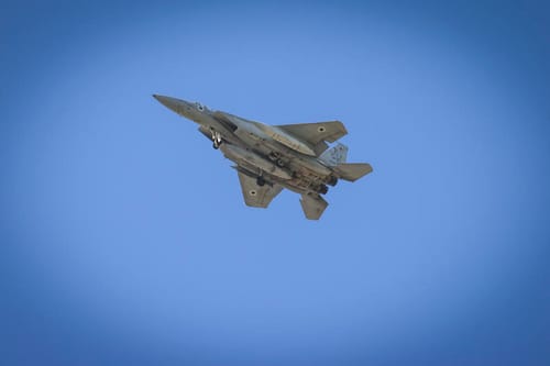 ה-F-15 הבלתי נגמר: מטוס קרב בן 50 שנה תוקף באיראן
