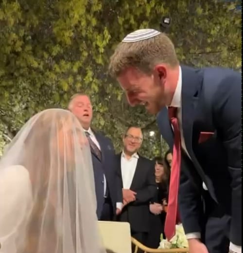 דמעות של אושר: הכלה ראתה את החתן אחרי חודש בלבנון