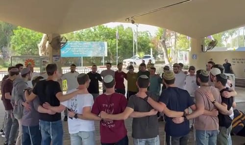 מרגש: תלמידי הישיבות המתגייסים בשירת 'אני מאמין' בבקו"ם