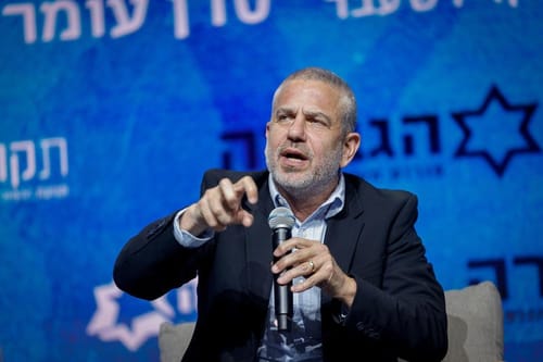 ינון מגל תוקף את בנט: "כל היום רק חרדים חרדים"
