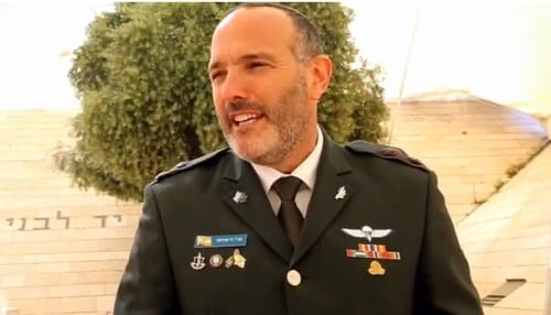 החזן הצבאי על הדמעות שזולגות בזמן "א-ל מלא רחמים"