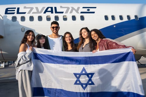 דגל ישראל בדרך לאירוויזיון: המשלחת הישראלית המריאה לוינה