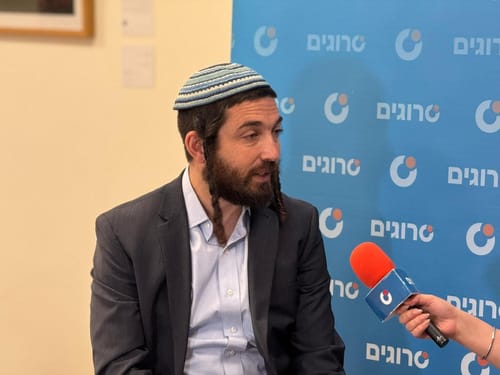 סוכות לסרוגים: דוד זיני הופך את השב״כ ללא פוליטי