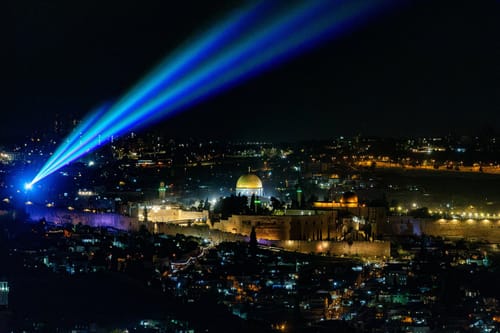 אירופה בישראל: מסע בין המבנים המוארים של ירושלים