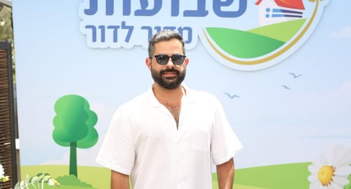 "6 פעמים ביום": משה כורסיה חושף מה הוריו עושים בשביל שיתחתן