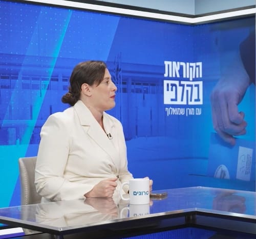 הקוראת בקלפי: איחוד בנט-לפיד או תועלת או נזק?