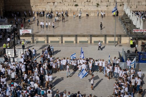 מפגן של עוצמה: אלפים בריקוד הדגלים. צפו