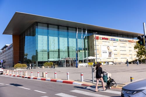 שריפה בקניון שבעת הכוכבים בהרצליה: כוחות כיבוי גדולים במקום