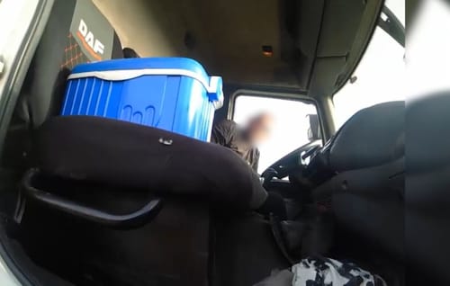 נהג משאית נתפס על שימוש בטלפון והתברר כי הוא בפסילה. צפו