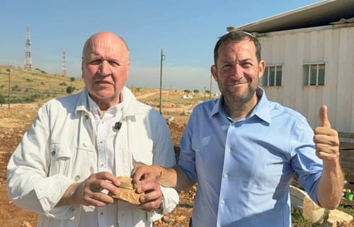 חבר הפרלמנט האירופי ביקר בעיבל: "כבוד עמוק לאנשים ולאומץ"