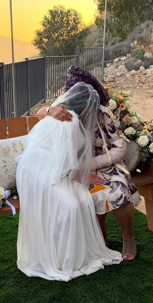 האם השכולה שברה את ידה מהבשורה - וקמה לשמח כלה