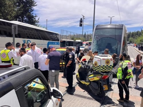 ירושלים: 3 פצועים בתאונה בין הרכבת הקלה לאוטובוס