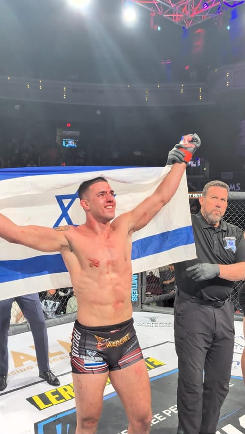 למרות הבוז: לוחם הMMA שמעון סמוטריצקי ניצח והניף את הדגל