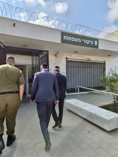 בזמן המלחמה: חברי ש"ס מבקרים עריקים בכלא צבאי