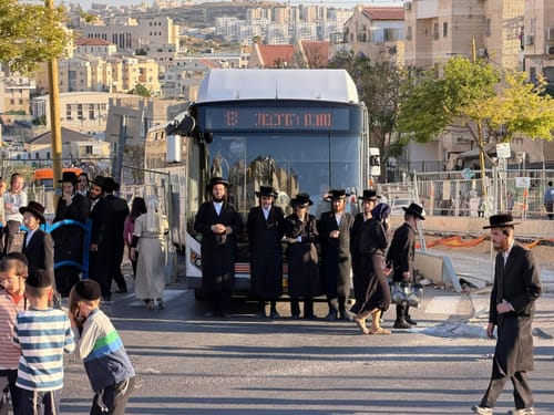 חרדים מפגינים נגד המשך מעצר המתפרעים מבית השופט סולברג