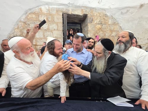 חלאקה מרגש בקבר יוסף: "להחזיר את הישיבה לפני הבחירות"