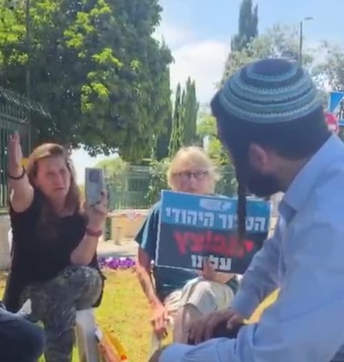 סוכות הפתיע את מפגיני השמאל הקיצוני והזמין אותם לסיור בגבעות