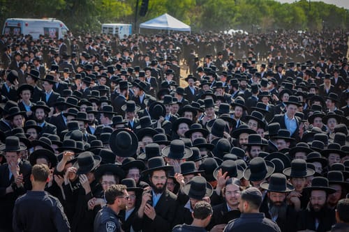 האדמו"ר מגור הגיע לכלא 10; אלפי חסידים התציבו ללוות אותו
