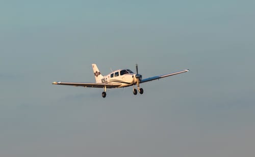 דרמה בבייג'ינג: מטוס קל התנגש בגורד שחקים בלב הבירה הסינית