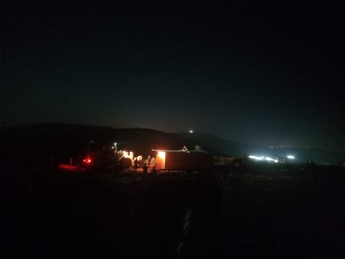 שני בתים נהרסו, נער כבל את עצמו לגג כדי למנוע את ההריסה