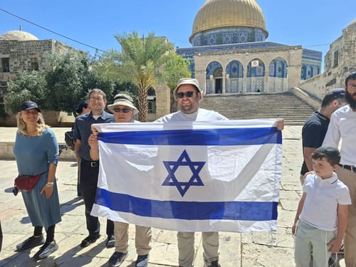 למרות הצהרות בן גביר: פעיל הניף דגל בהר הבית וזומן לשימוע