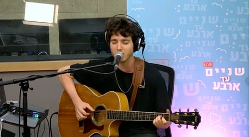 רגע משפחתי מרגש: יונתן ארצי במחווה לאביו שלמה ארצי | צפו