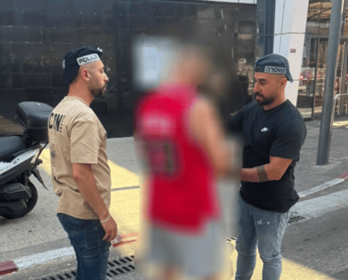 מורה נעצר בחשד לעבירות מין בתלמידה