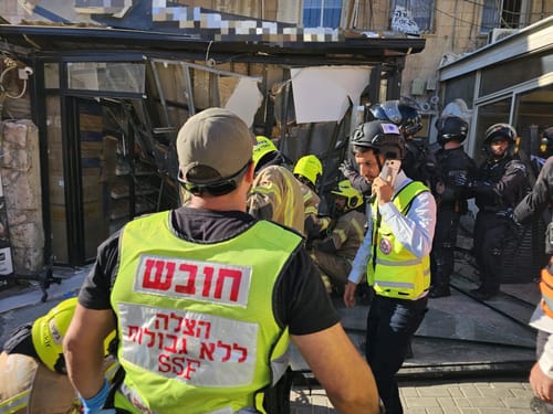מרפסת קרסה על מסעדה בירושלים; אדם אחד נהרג