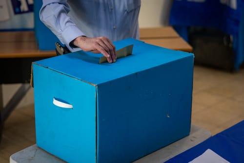 ועדת הבחירות נערכת: שיגורי טילים בזמן ההצבעה 